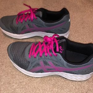 Women’s ASICS 8.5 running sneakers